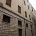 Si nota infatti il netto contrasto architettonico tra la gialla facciata ricostruita in quegli anni, caratterizzata da una serie simmetrica di finestroni...